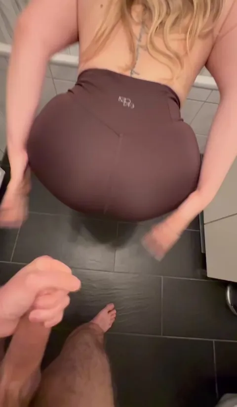 Huge cumshot on her leggings