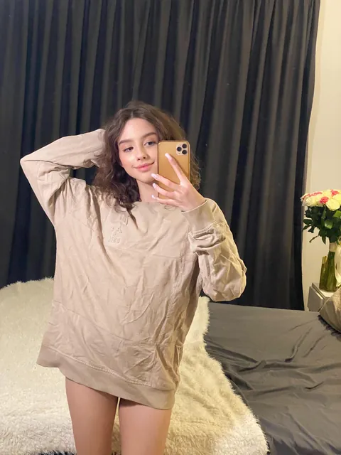 Should I cover up my petite body, or is it better to go naked? 1-2