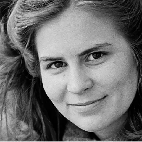 In 1997, a journalist named Jody Roberts, missing for 12 years, was found in Alaska with a different identity, a family, and four children. She remembered nothing of her previous life and never recovered her memory. It is one of the most interesting cases of dissociative fugue ever verified