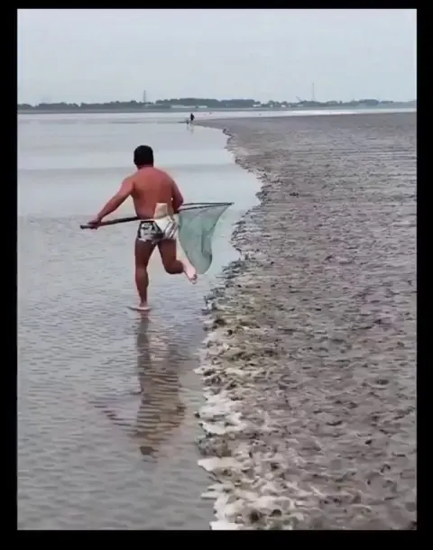 Fisherman Runs at Tide Speed - Creates Stunning Optical Illusion