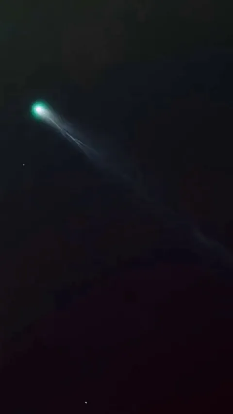 Tail evolution in comet Lemmon on Oct. 3, 2025