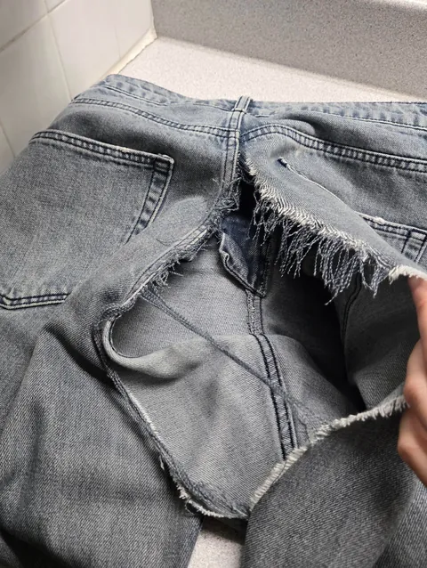 My jeans decided to quit 1 hour into my shift.