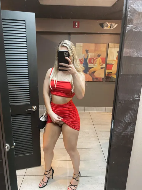 19 do you like my strong legs in skirts? 💕💪 OC