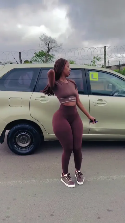 Ass to waist ratio is crazy! 🤯😍