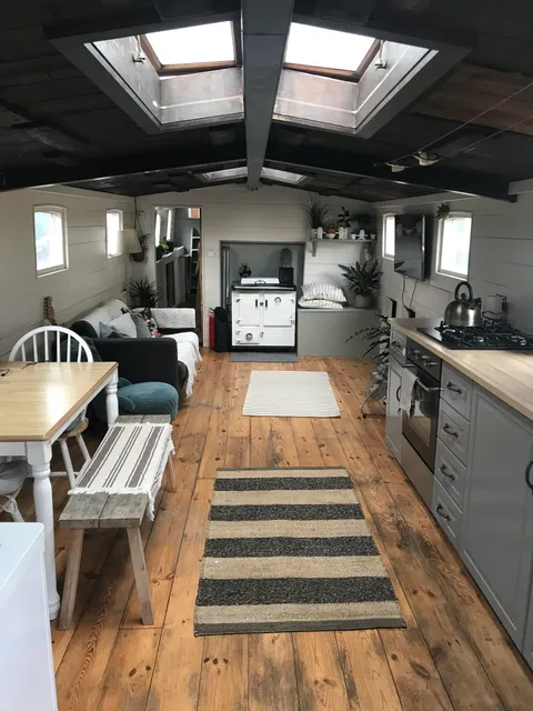 This house boat my friend is house sitting at