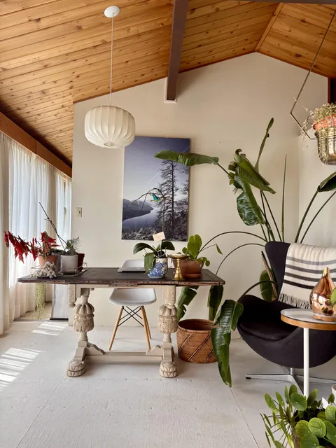 I found this table free on the side of the road this morning.