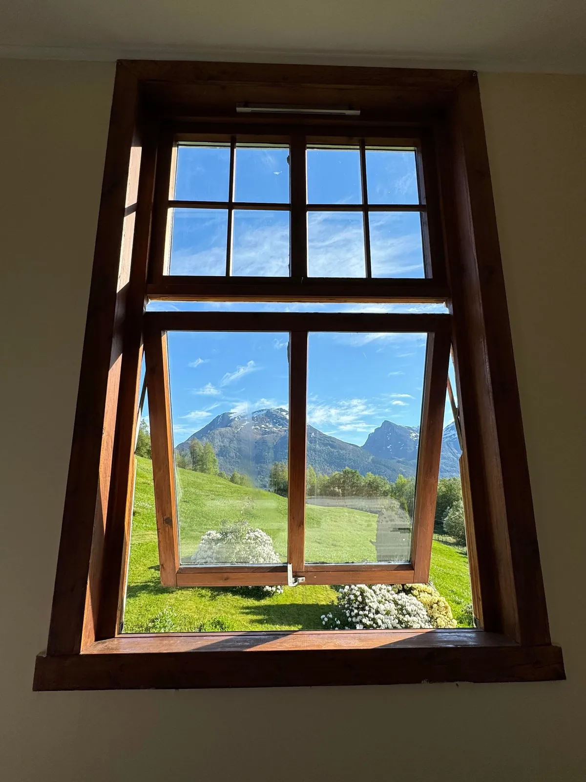 My girlfriends cozy farmhouse in Norway, with a winter &amp; summer comparison :)