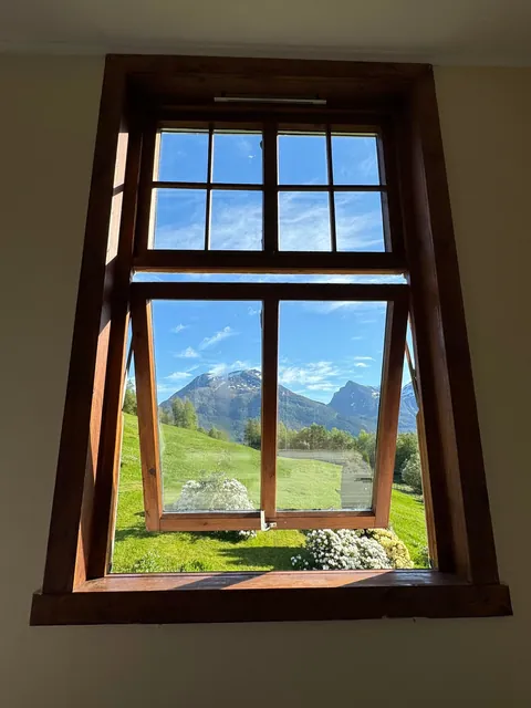 My girlfriends cozy farmhouse in Norway, with a winter &amp; summer comparison :)