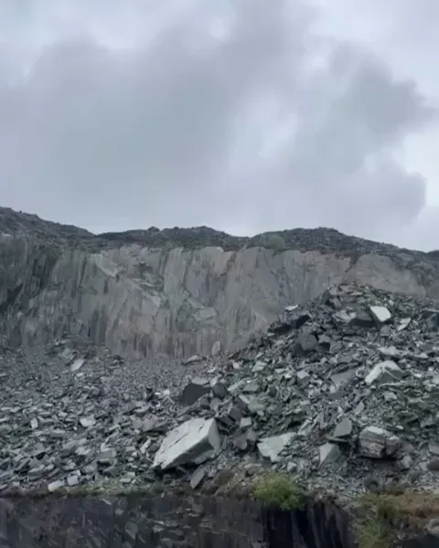 Photographer captures dramatic landslide at former Welsh quarry