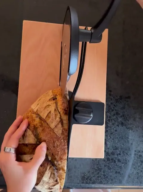 Slicing bread with a manual cutter