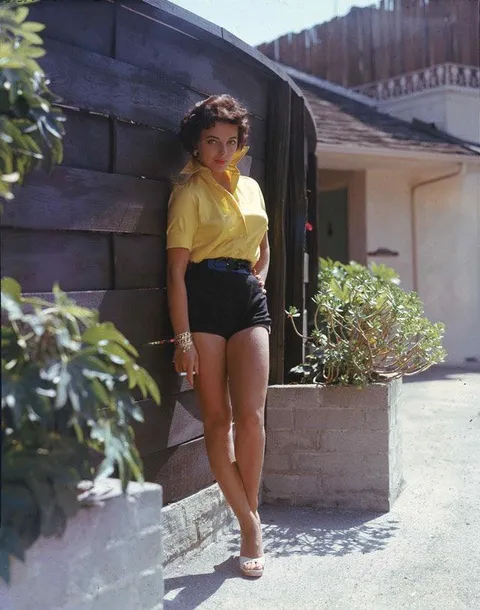 Joan Collins, 1956