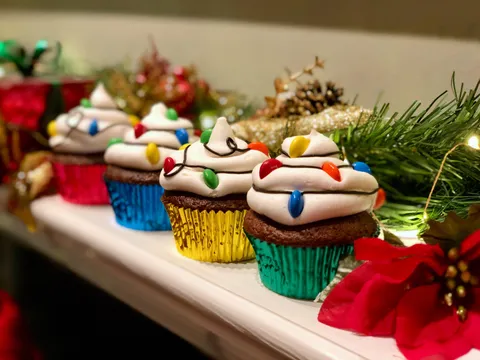 [Homemade] Chocolate cupcakes with vanilla buttercream frosting and m&amp;m lightbulbs