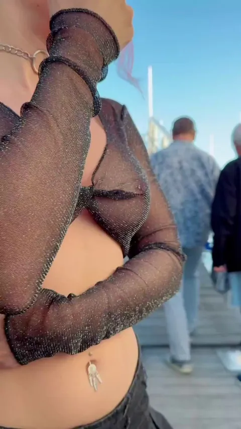 The plug wasn’t optional — it was part of the outfit