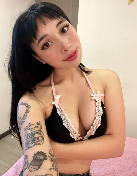 I love when guys compliment my eyes and I can clearly tell they're looking somewhere else :3