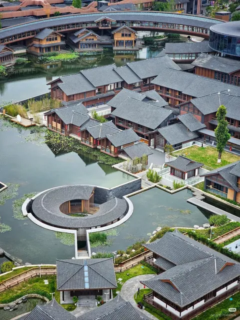 Templo in the lake. Longxing temple, Chengdu, China