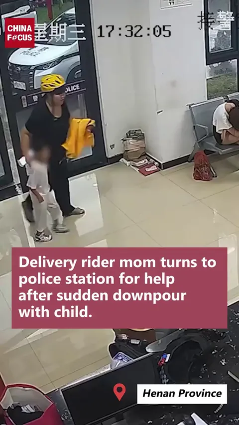 Delivery Rider Mom Turns to Police Station for Help After Sudden Downpour