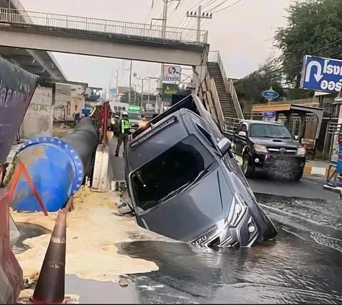 Bangkok, Thailand today. Linked to ruptured 1,000-mm water pipeline, pickup truck fell into the hole, causing severe traffic