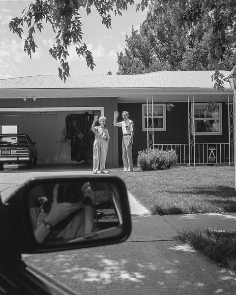 A WOMAN SPENT 27 YEARS PHOTOGRAPHING HER PARENTS WAVING HER GOODBYE 