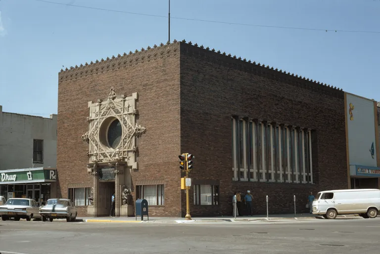 Some of Louis Sullivan's 'Jewelboxes', which are banks he designed in small towns the Midwest. Exterior | Interior. All of his banks still stand today!