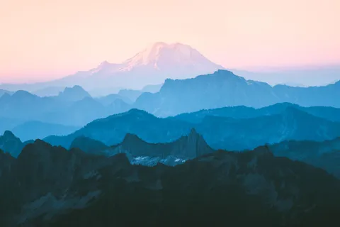 Layers of the mountains on a cold October morning, Cascade Range, Washington [OC] [5000 x 3337]