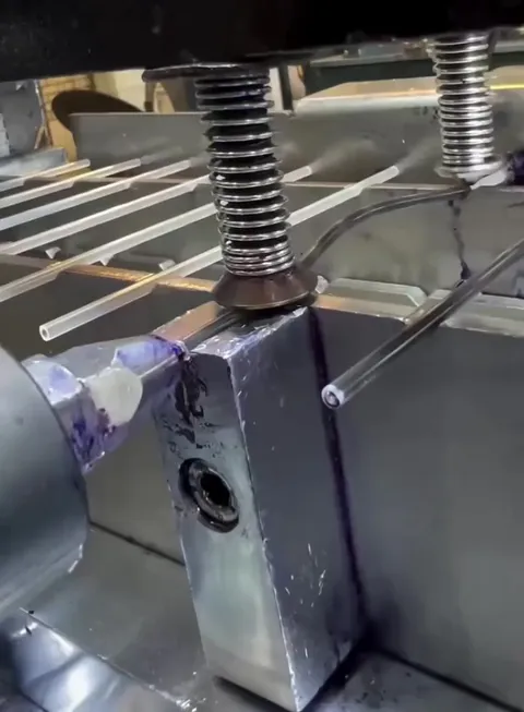 the way this machine is shooting ink into the pen