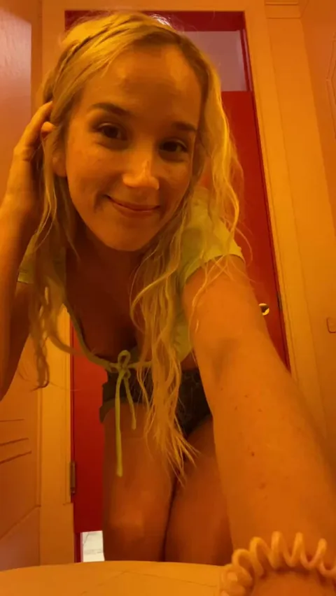 Almost got caught masturbating in Victoria Secret 💋 [GIF]