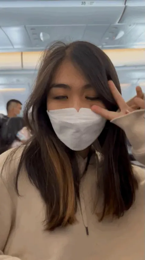 Don’t wear bra so I can flash on the airplane🥵