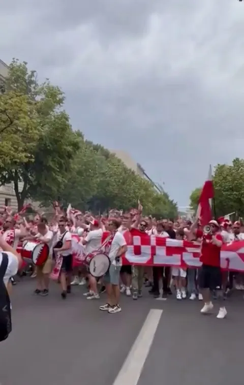 [Bublewicz] Polish fans infront of the Russian embassy in Berlin singing "Ruska kurwa"
