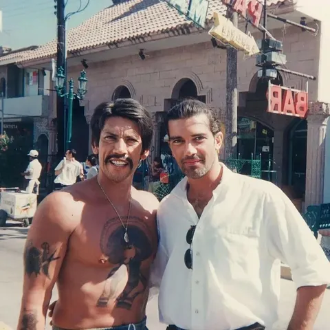 Danny Trejo &amp; Antonio Banderas behind the scenes of Desperado, 1995