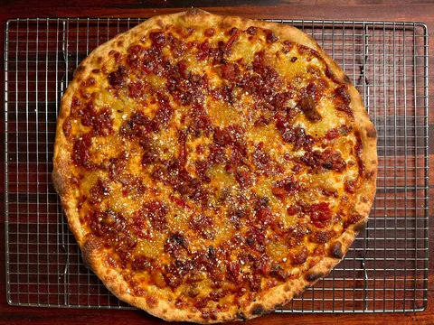 [Homemade] pizza with chunky meat sauce