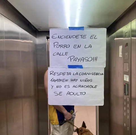 Fumar en el ascensor