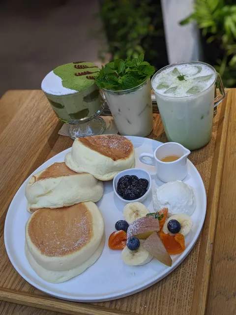 [I ate] Japanese pancakes with matcha tiramisu and tea latte for brunch