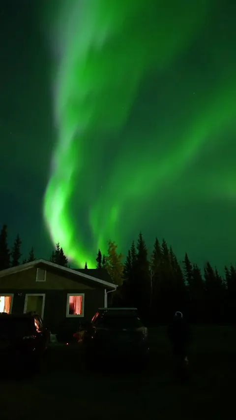 🔥 The northern lights as seen from my driveway tonight from North Pole, Alaska