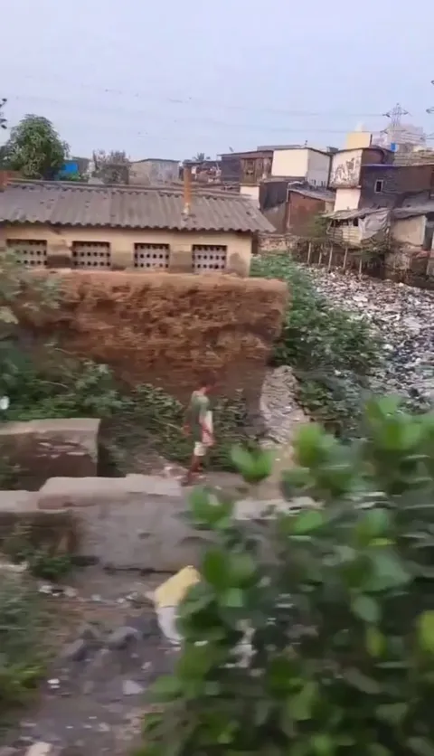 River of rubbish in Mumbai.