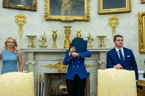 Gretchen Whitmer hides her face after being tricked into an Oval Office photo op by Trump Aides