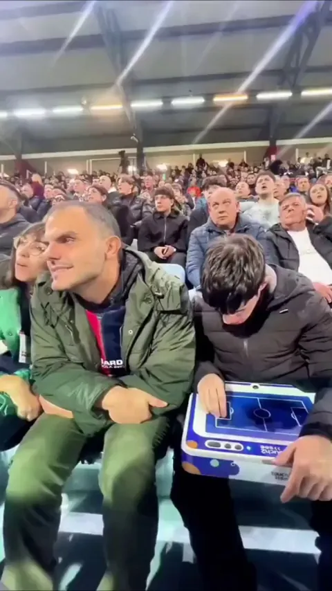 Visually impaired football fans are able to follow the match with a magnetic device