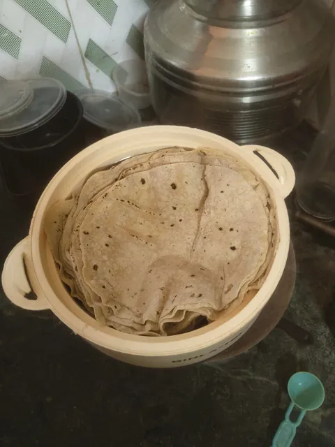 Friends said they'd come by 12:30, then pushed it to 2:30... it's almost 4 and I'm just sitting here with cold food which I cooked all by myself