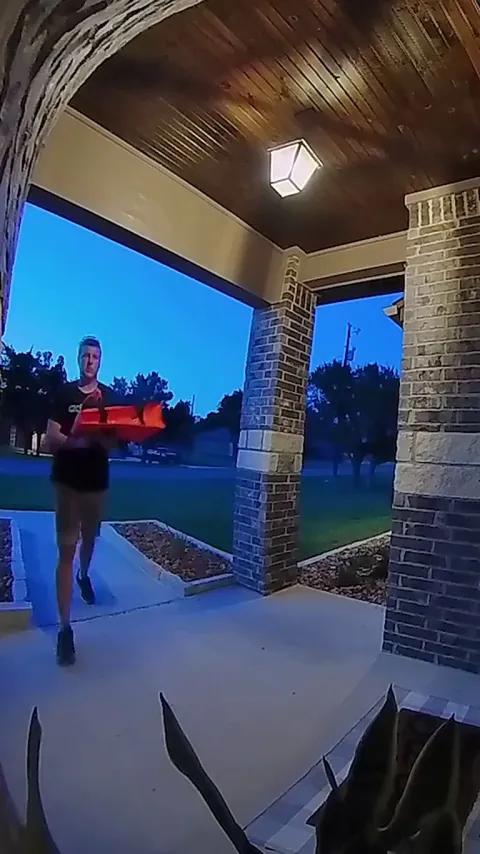 Pizza delivery guy complains about a $5 tip because the customer lives in a nice house