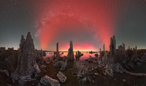 💜 The Milky Way, Northern Lights, and a SAR arc appeared together during a solar storm at Mono Lake.