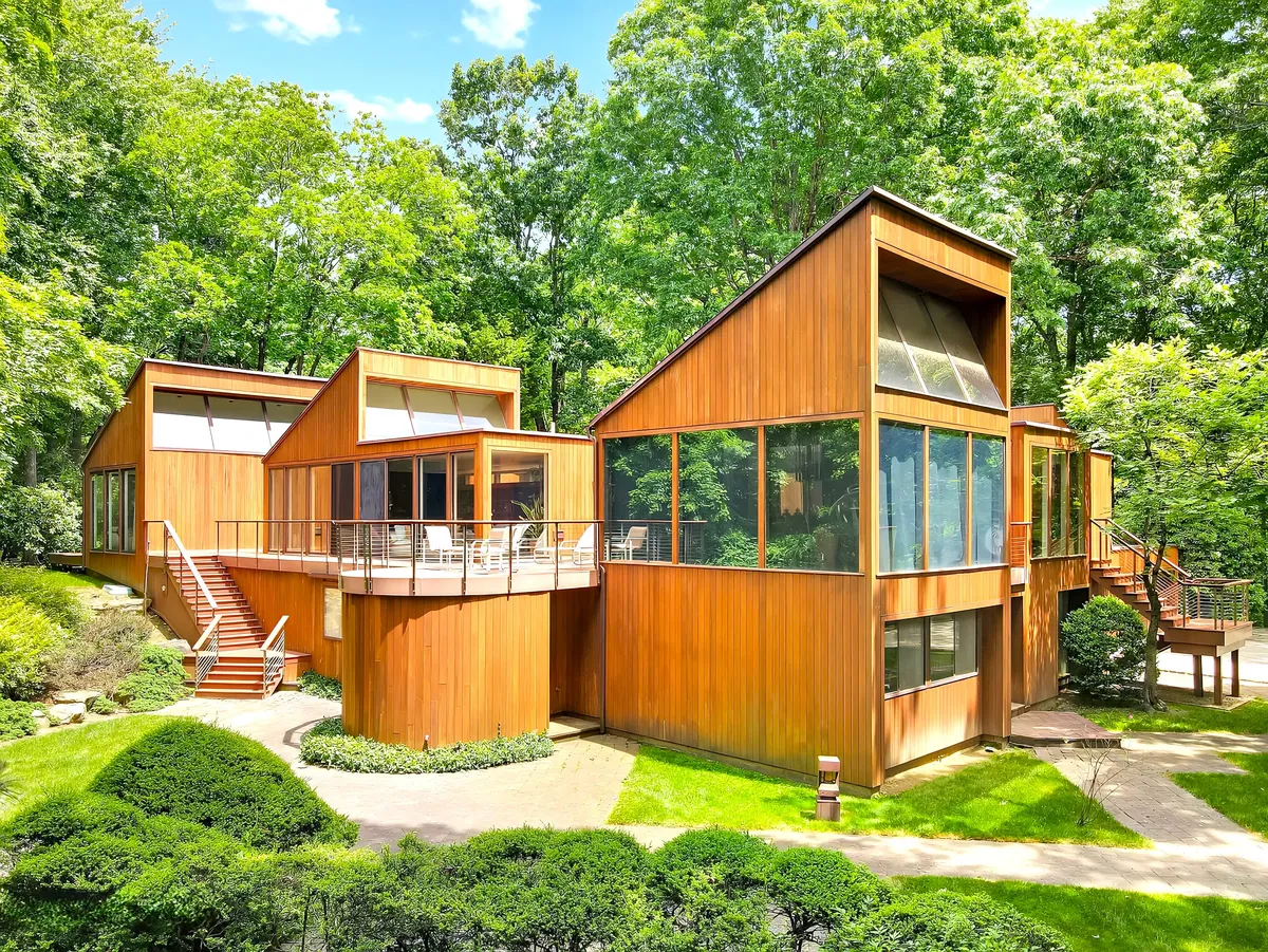 Modern wooden house (Greenwich, Connecticut, US).