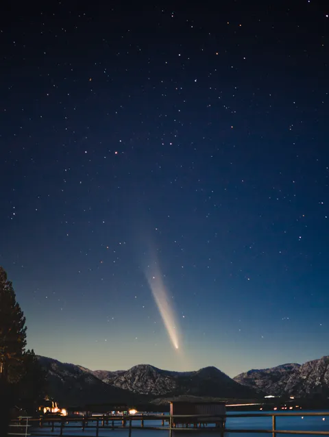 C/2023 A3 (Tsuchinshan–ATLAS) by the lake