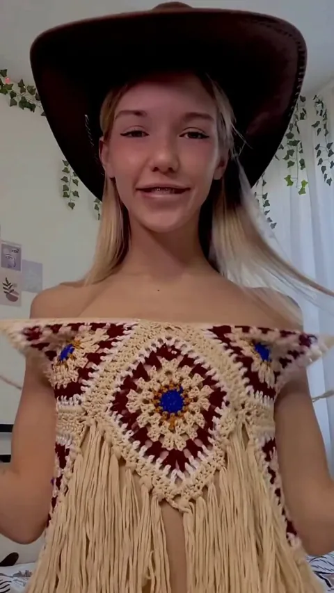 Do small tits go well with braces?