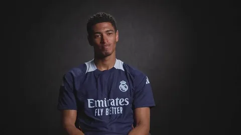 Jude Bellingham on playing with any player in the history once: "Zidane, easily. I’d just give him the ball and watch him. It’d be like watching Youtube up close. Mind you, I wouldn’t wanna play a whole season with him because I wouldn’t get any minutes."