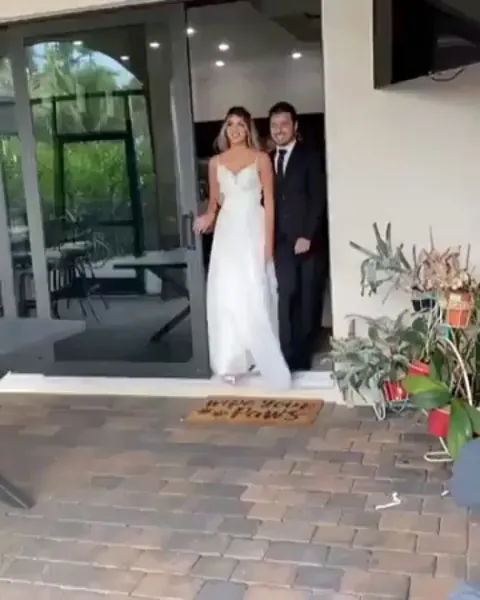 The groom surprises his future wife with the sudden unexpected arrival of her parents from Brazil - family united