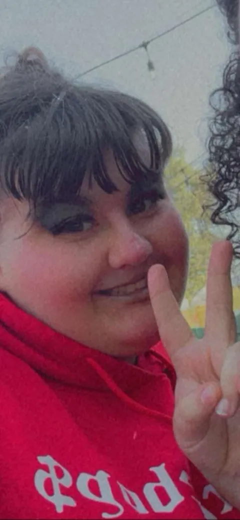 24F , DO YOUR WORST !! Hehe ☺️🤷🏻‍♀️•short hair is newer pics of me • (longer hair was in 2024 .) 