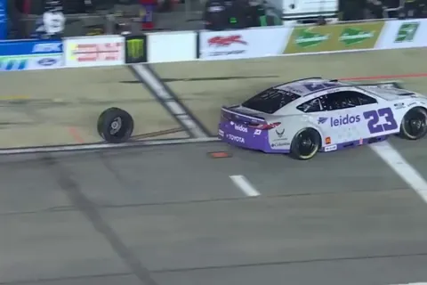 Pit crew assist driver from rival team in NASCAR