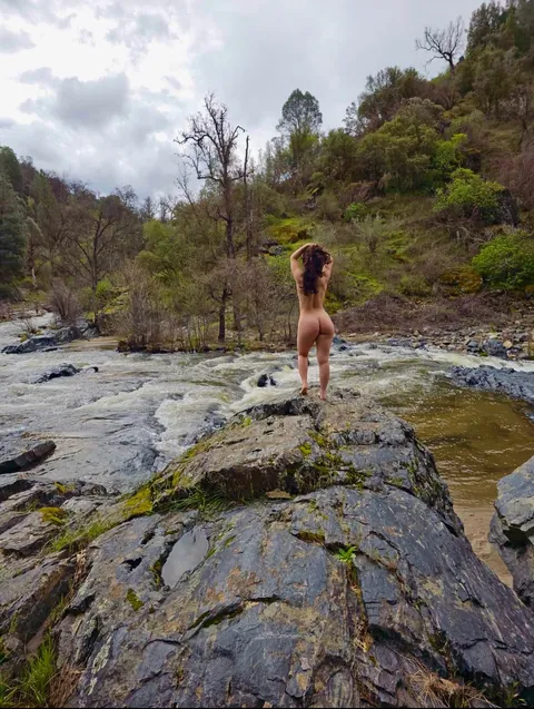 25(f) 139 lbs, I’ve gained 5 lbs apparently — rate me!!