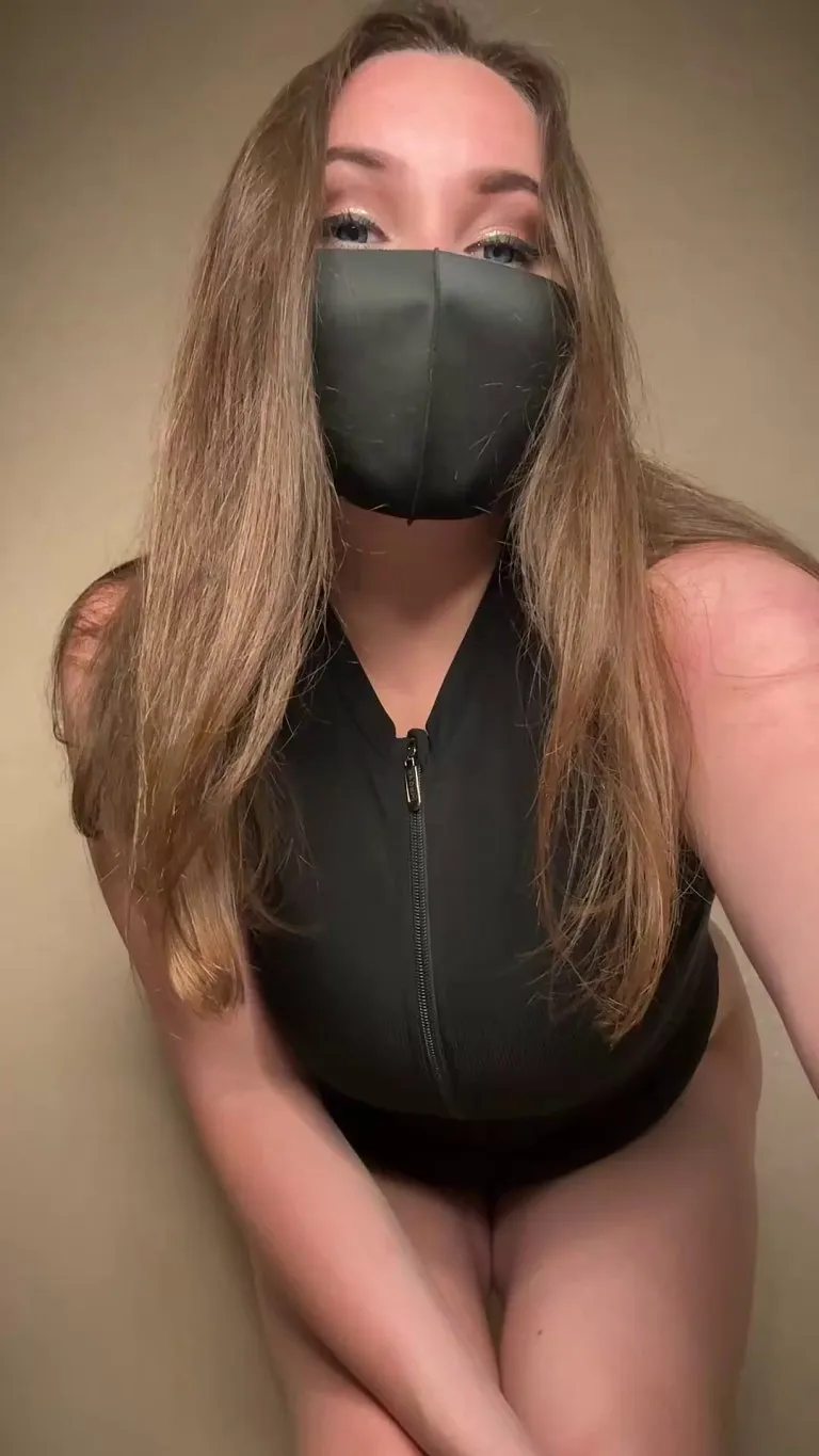 job interview dilemma: should I zip up my bodysuit or leave it open? :)