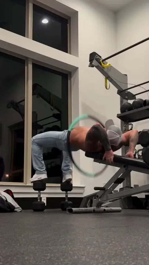 This level of core strength looks unreal