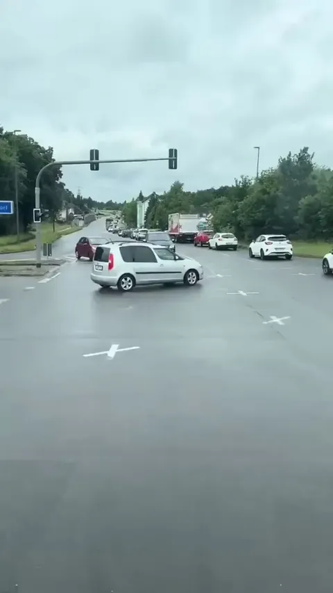 View from inside a German ambulance driving through a "Rettungsgasse" on an Autobahn/highway to an accident.